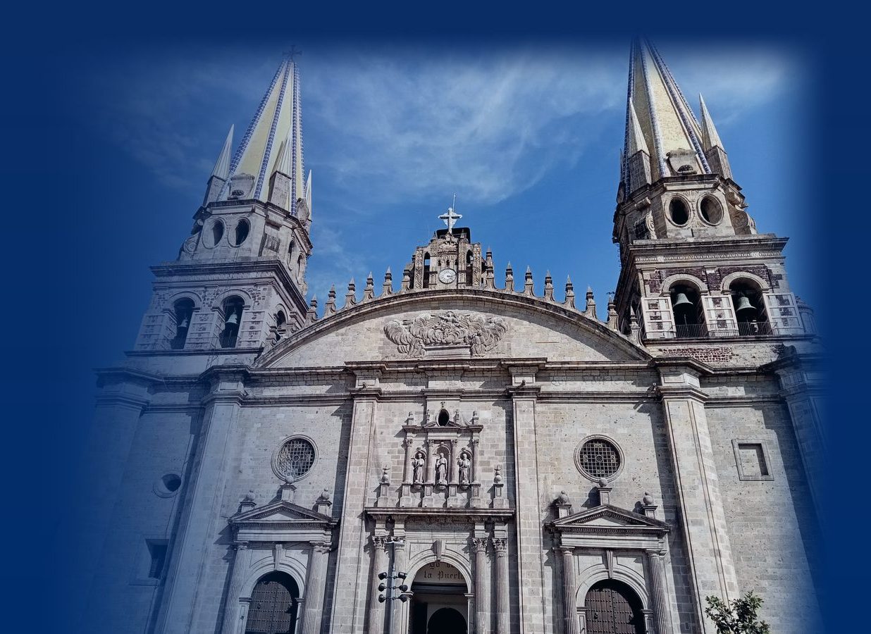Fachada de la Catedral de Guadalajara con sus dos torres de azulejo amarillo