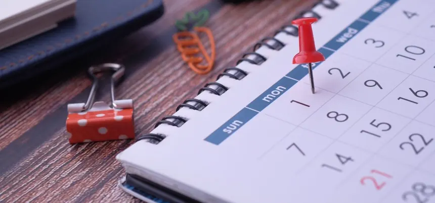 Calendario con un vencimiento marcado con una chincheta
