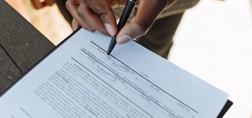 Persona firmando un documento